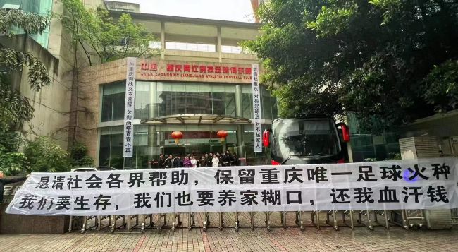 为了弄好这个培训基地，她专门请来参加过奥运会、亚运会等世界级赛事活动的礼仪小姐过来当老师，一下子就把尚美礼仪公司礼仪小姐的整体素质提升了不少。